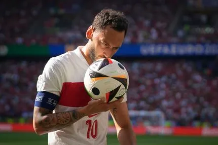 Η σύγκρουση με Λαουτάρο στέλνει τον Τσαλχάνογλου στην Τουρκία