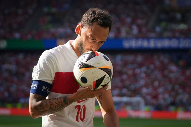 Η σύγκρουση με Λαουτάρο στέλνει τον Τσαλχάνογλου στην Τουρκία