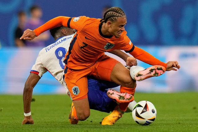 Η Γιουνάιτεντ επιχειρεί αδιανόητη χαλάστρα στην Μπάγερν για τον Τσάβι Σίμονς, αστρονομικό το ποσό