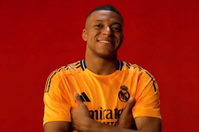 Ο Εμπαπέ παίζει ακόμη μπάλα εκτός έδρας, αλλά οι συνθήκες τον αναγκάζουν να πέσει στα βαθιά