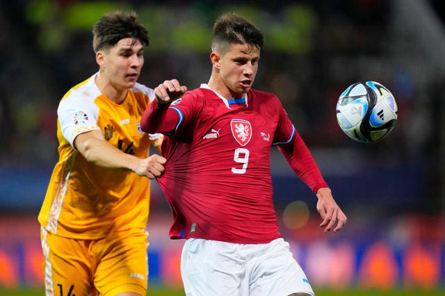 Η Λέστερ περίμενε στο αεροδρόμιο τον παίκτη για την επίθεσή της και εκείνος… έστριψε για να παίξει στην Χοφενχάιμ