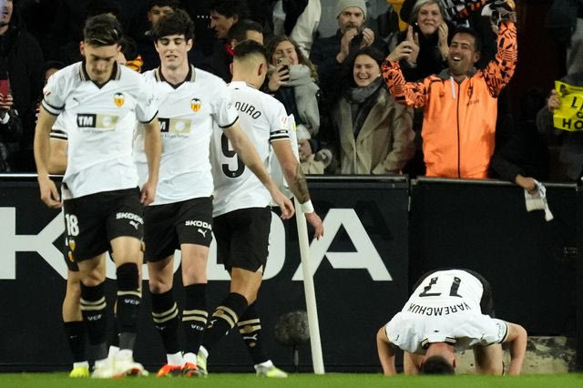 Η ομάδα επιχειρεί να ολοκληρώσει την κατασκευή του γηπέδου της, αλλά ο πρόεδρός της κατηγορείται για ξέπλυμα μαύρου χρήματος