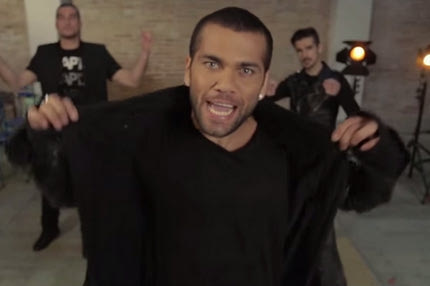 O Ντάνι Άλβες το… γύρισε στο τραγούδι (VIDEO)