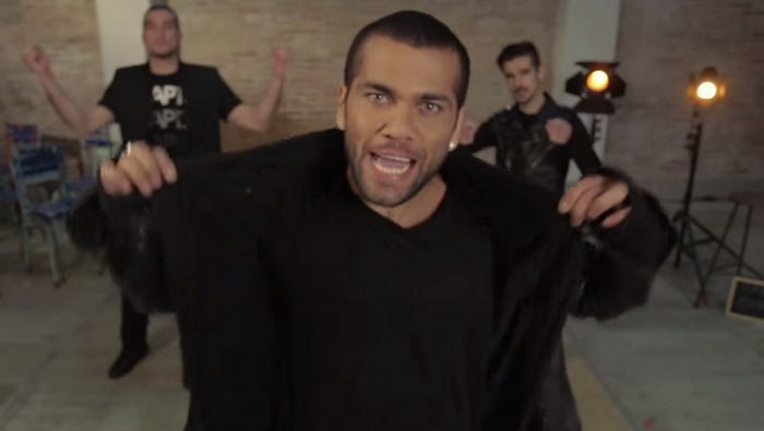 O Ντάνι Άλβες το… γύρισε στο τραγούδι (VIDEO)