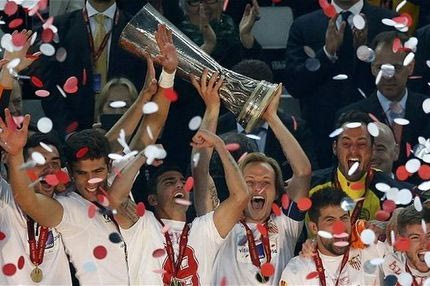 Η απονομή στην πολυνίκη Σεβίλλη