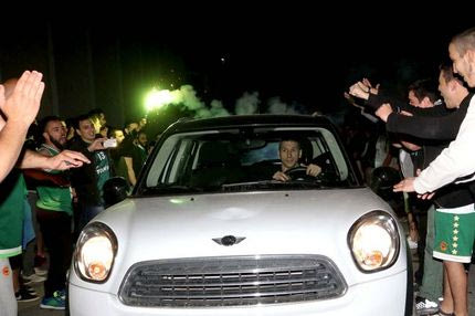 O Διαμαντίδης αποθεώνεται μέσα στο mini του