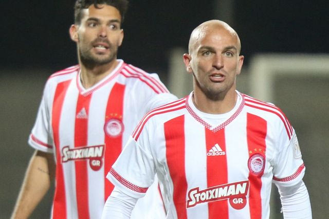 Ανακατεύει την τράπουλα μέχρι την τελευταία στιγμή