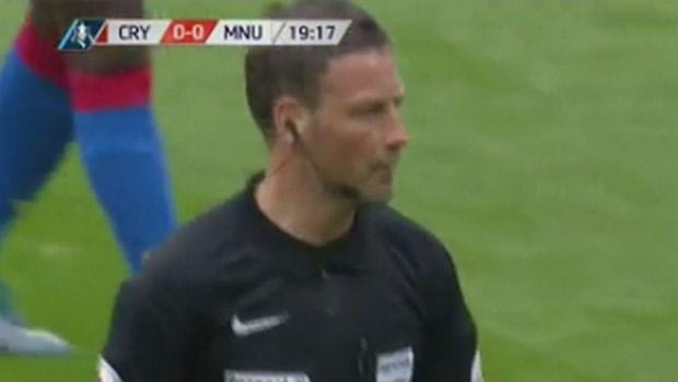 ΣΚΑΝΔΑΛΟ! Δεν άφησε να μπει γκολ για να δείξει κίτρινη