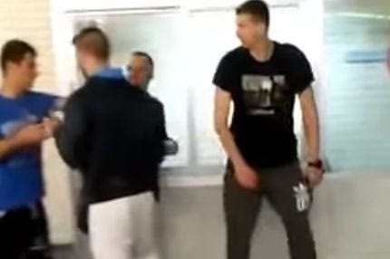 ΜΕΓΑΛΕΙΟ: Φίλαθλοι του Ολυμπιακού φωτογραφίζονται με Διαμαντίδη έξω από το ΣΕΦ