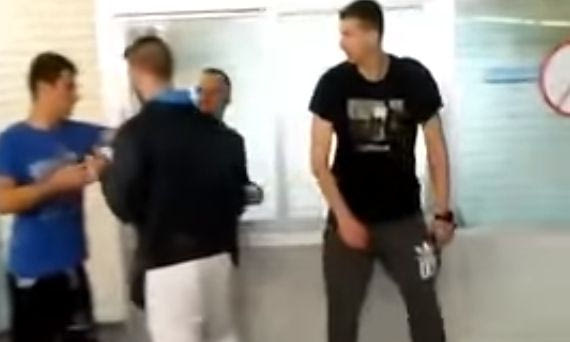 ΜΕΓΑΛΕΙΟ: Φίλαθλοι του Ολυμπιακού φωτογραφίζονται με Διαμαντίδη έξω από το ΣΕΦ