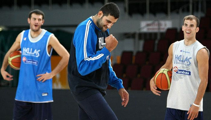 Ευχές της εθνικής ποδοσφαίρου στην εθνική μπάσκετ