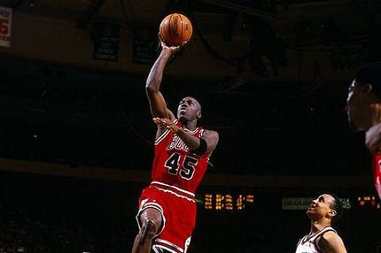 Σε κυκλοφορία επετειακές φανέλες για την επιστροφή του Τζόρνταν