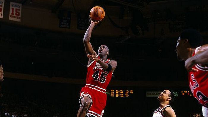 Σε κυκλοφορία επετειακές φανέλες για την επιστροφή του Τζόρνταν