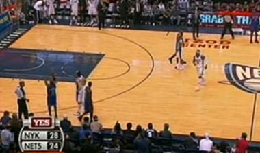 “Αυτοτρίποντο” από τον Nate Robinson και κατσάδα από τον προπονητή του (vid)