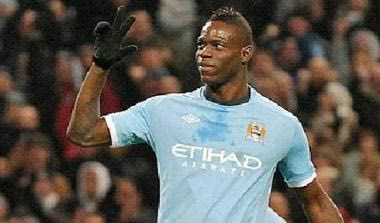 Ο Μπαλοτέλι το έριξε στα βελάκια, εναντίον νεαρού συμπαίκτη του!