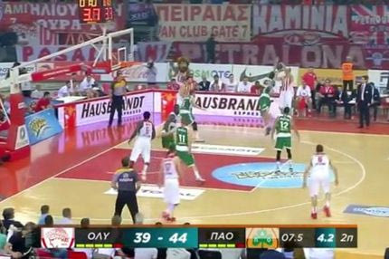 Η καλαθάρα του Σπανούλη με ταμπλό μπροστά στον Φώτση