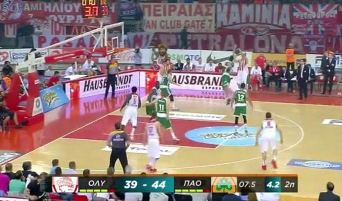 Η καλαθάρα του Σπανούλη με ταμπλό μπροστά στον Φώτση