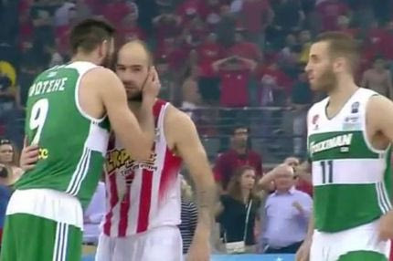 Η αγκαλιά και το φιλί του Φώτση στον Σπανούλη