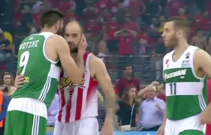 Η αγκαλιά και το φιλί του Φώτση στον Σπανούλη