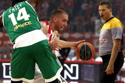 Επεισόδιο μεταξύ Σχινά και οπαδών στο ΣΕΦ