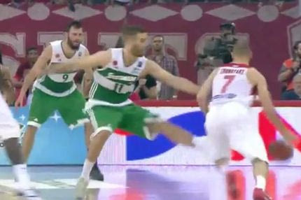 Το τάκλιν του Παππά στον Σπανούλη