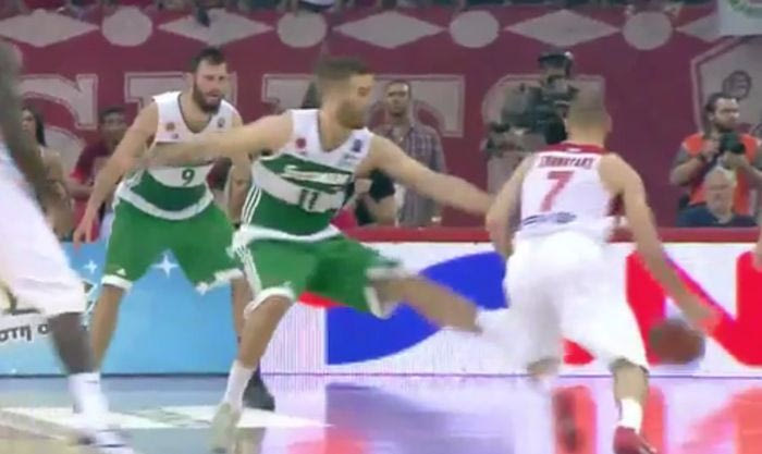 Το τάκλιν του Παππά στον Σπανούλη