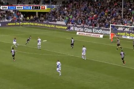 Απίθανο γκολ: “Όπλισε” και… εκτέλεσε τον γκολκίπερ