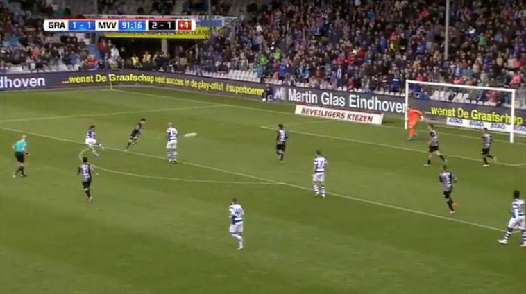 Απίθανο γκολ: “Όπλισε” και… εκτέλεσε τον γκολκίπερ