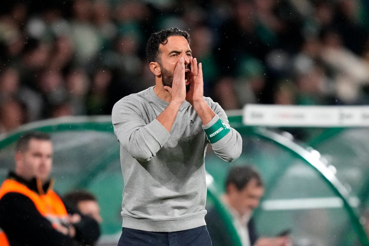 Sporting's head coach Ruben Amorim shouts instructions during a Portuguese league soccer match between Sporting CP and Estrela da Amadora at the Alvalade stadium in Lisbon, Friday, Nov. 1, 2024. (AP Photo/Armando Franca)