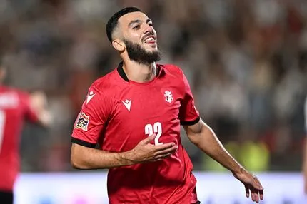 Σημάδεψαν με όπλο πασίγνωστο ποδοσφαιριστή, τεράστια η λεία των ληστών