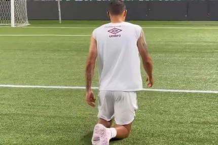 Εκπλήρωσε το τάμα του ο Τιάγκο Σίλβα, διέσχισε γονατιστός μισό γήπεδο λόγω της παραμονής της Φλουμινένσε