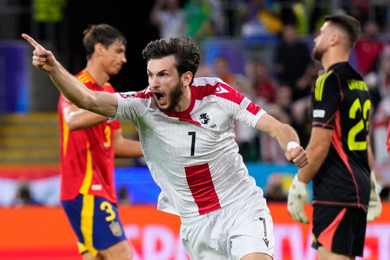 Με αυτό το συμβόλαιο έχει ξετρελάνει η Παρί Σεν Ζερμέν τον Κβίτσα Κβαρατσχέλια