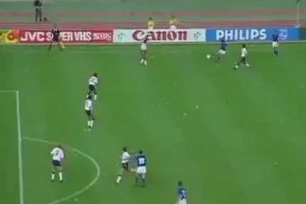 Το οφσάιντ-φάντασμα που είδε μόνο ο επόπτης στο Μουντιάλ του 1990 ανάμεσα σε Ιταλία και Αγγλία