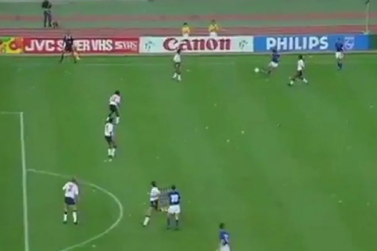 Το οφσάιντ-φάντασμα που είδε μόνο ο επόπτης στο Μουντιάλ του 1990 ανάμεσα σε Ιταλία και Αγγλία