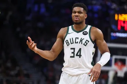 Γιάννη εσύ, σούπερ σταρ: Οι διαιτητές δεν έδιναν την μπάλα σε rookie των Λέικερς και ο Greek Freak ανέλαβε δράση